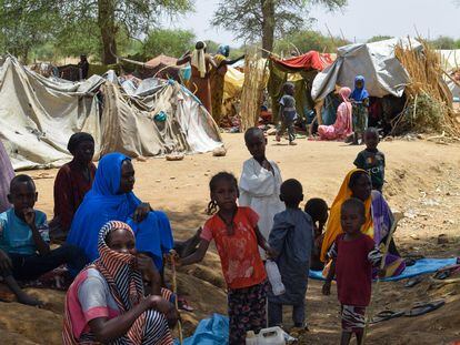 Niños, niñas, mujeres y ancianos en tiendas improvisadas sin ayuda que huyen de la guerra en Sudán .