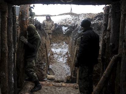 Militares ucranios construyen un blindaje de su posición el pasado enero en Lugansk.