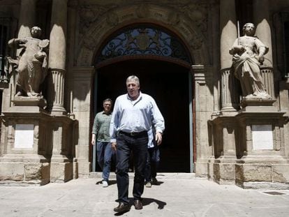 El candidato de EH Bildu a la Alcald&iacute;a de Pamplona, Joseba Asiron, sale del Ayuntamiento de Pamplona el pasado martes.