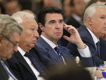 El ministro de Industria, Jos&eacute; Manuel Soria, entre el ministro Margallo y Javier Arenas.