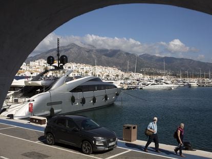 Yates y turistas en Puerto Banús (Marbella, Málaga).