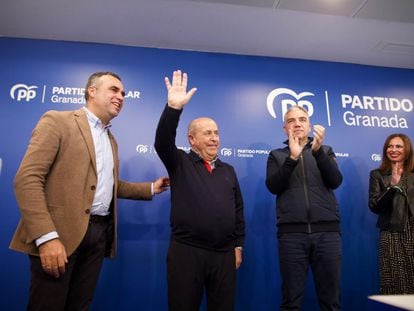 El presidente del PP de Granada, Francisco Rodríguez, el exalcalde de la ciudad, José Torres Hurtado, el vicesecretario de Coordinación Autonómica y Local y Análisis Electoral del PP, Elías Bendodo, y Rocío Díaz, consejera de Fomento de Andalucía, este viernes en Granada.