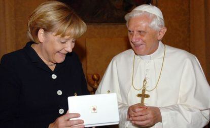 La canciller alemana, Angela Merkel, y Benedicto XVI en una imagen de 2006.