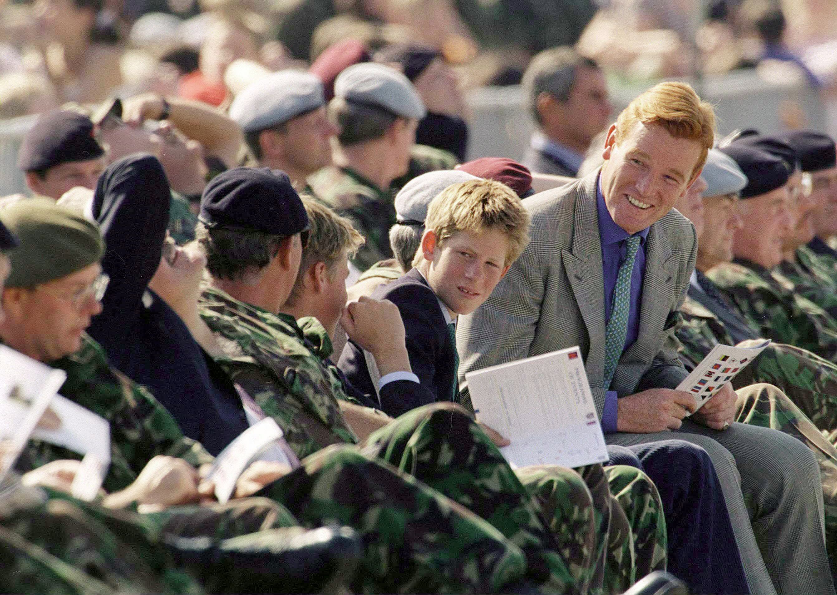 El príncipe Guillermo (con la mano en la mejilla) y el príncipe Enrique visitan el aeródromo de Wattisham en Suffolk para el lanzamiento de la 16ª Brigada de Asalto Aéreo, acompañados de Mark Dyer, en 1999.