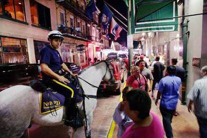 Un policía de Nueva Orleans charla con los transeúntes en el Barrio Francés el pasado octubre.