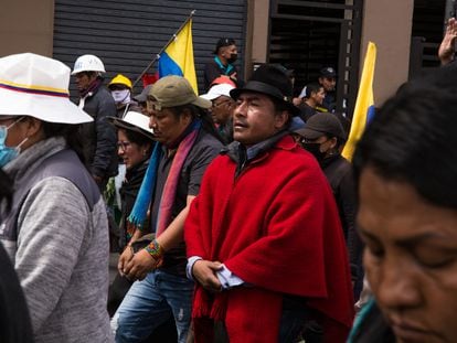 El presidente de la Confederación de Nacionalidades Indígenas del Ecuador, Leonidas Iza, de rojo, marcha en las manifestaciones de este miércoles en Quito.
