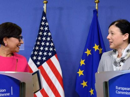 Penny Pritzker (izquierda) y Vera Jourov&aacute;, en Bruselas.