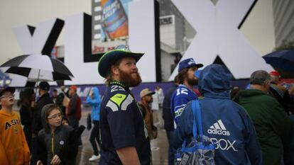 Un fan de los Seattle Seahawks, en las fiestas del centro de Phoenix, donde M&eacute;xico tiene una presencia sin precedentes.