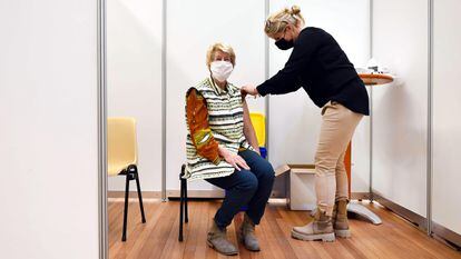 Una mujer se vacuna con AstraZeneca en Ede, Países Bajos.