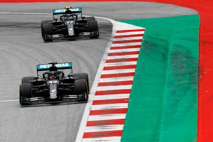 Lewis Hamilton y su compañero en Mercedes Valtteri Botas, este viernes en los entrenamientos en el Red Bull Ring, en Spielberg (Austria).
