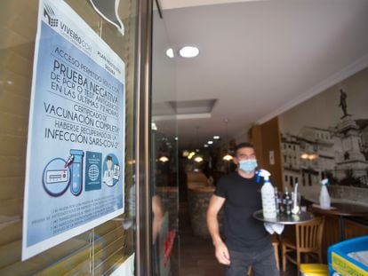 Un cartel en un establecimiento de A Mariña, Lugo, informa de los requisitos para poder acceder al local, el pasado 31 de julio.