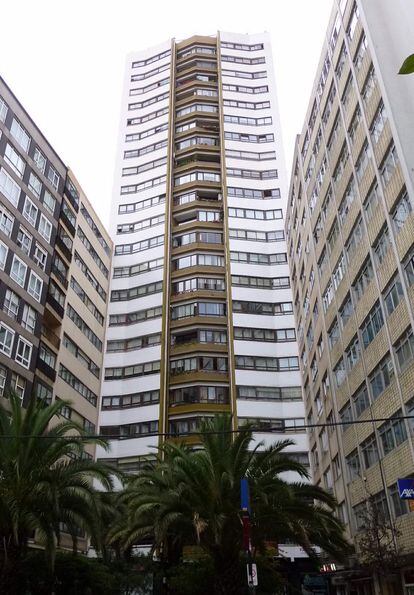 La Torre de los Maestros o Torre Dorada, de Milagros Rey Hombre, fue el primer rascacielos de A Coruña, y enfadó al mismísimo Franco por utilizar una técnica del hormigón creada por el soviético Timoshenko.