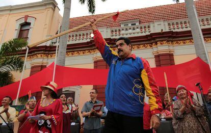 Maduro apoyado por sus seguidores, el jueves en Caracas
