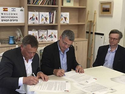 El alcalde de Castrillo Mota de Jud&iacute;os, Lorenzo Rodr&iacute;guez (izquierda), y el de Kfar Vradim fiirman el hermanamiento ante el embajador de Espa&ntilde;a, Fernando Carderera. 