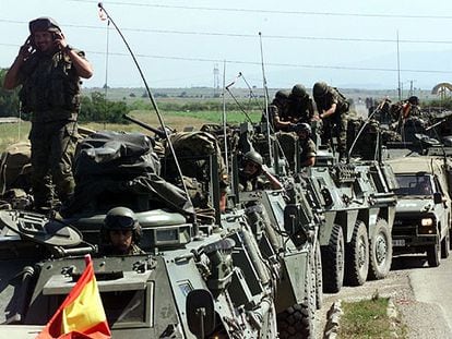 Un convoy del Ejército español en Kosovo, durante unas maniobras realizadas a mediados de 1999.