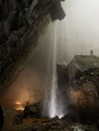 Una cascada en la espectacular cueva de Hang Son Doong, en Vietnam.