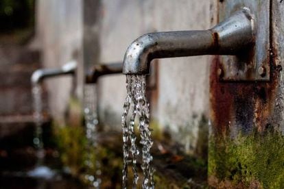 Cómo hacer para que el agua de grifo sepa como la de manantial