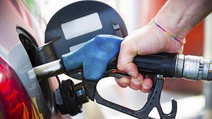 El Ejecutivo bonificará la gasolina con ayudas de 20 céntimos por litro a todos los consumidores