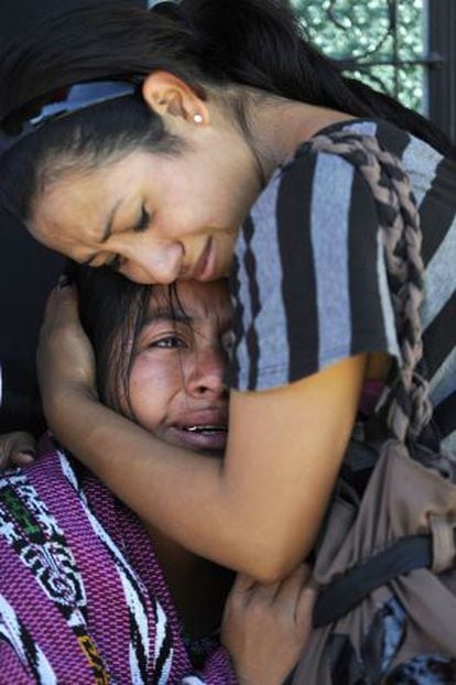 Dos mujeres lloran tras un tiroteo en Ciudad de Guatemala.