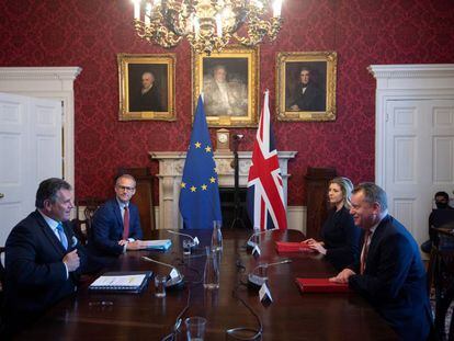 El ministro británico del Brexit, David Frost (izq.) durante la reunión con  el vicepresidente de la Comisión Europea, Maros Sefcovic, en Londres.