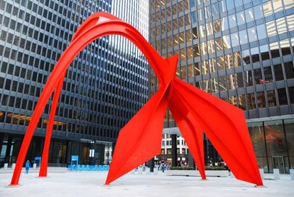 'Flamingo' (Flamenco), escultura de Alexander Calder en la Federal Plaza de Chicago.