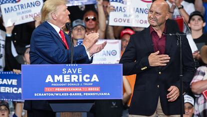El expresidente Donald Trump aplaude al candidato republicano a gobernador de Pensilvania, Doug Mastriano, en un mitin en Wilkes-Barre, el pasado 3 de septiembre.