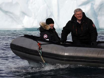 Stephen Harper, primer ministro de Canad&aacute;, el mes pasado en una lancha en el &Aacute;rtico junto a su esposa. / Chris Wattie (Reuters)