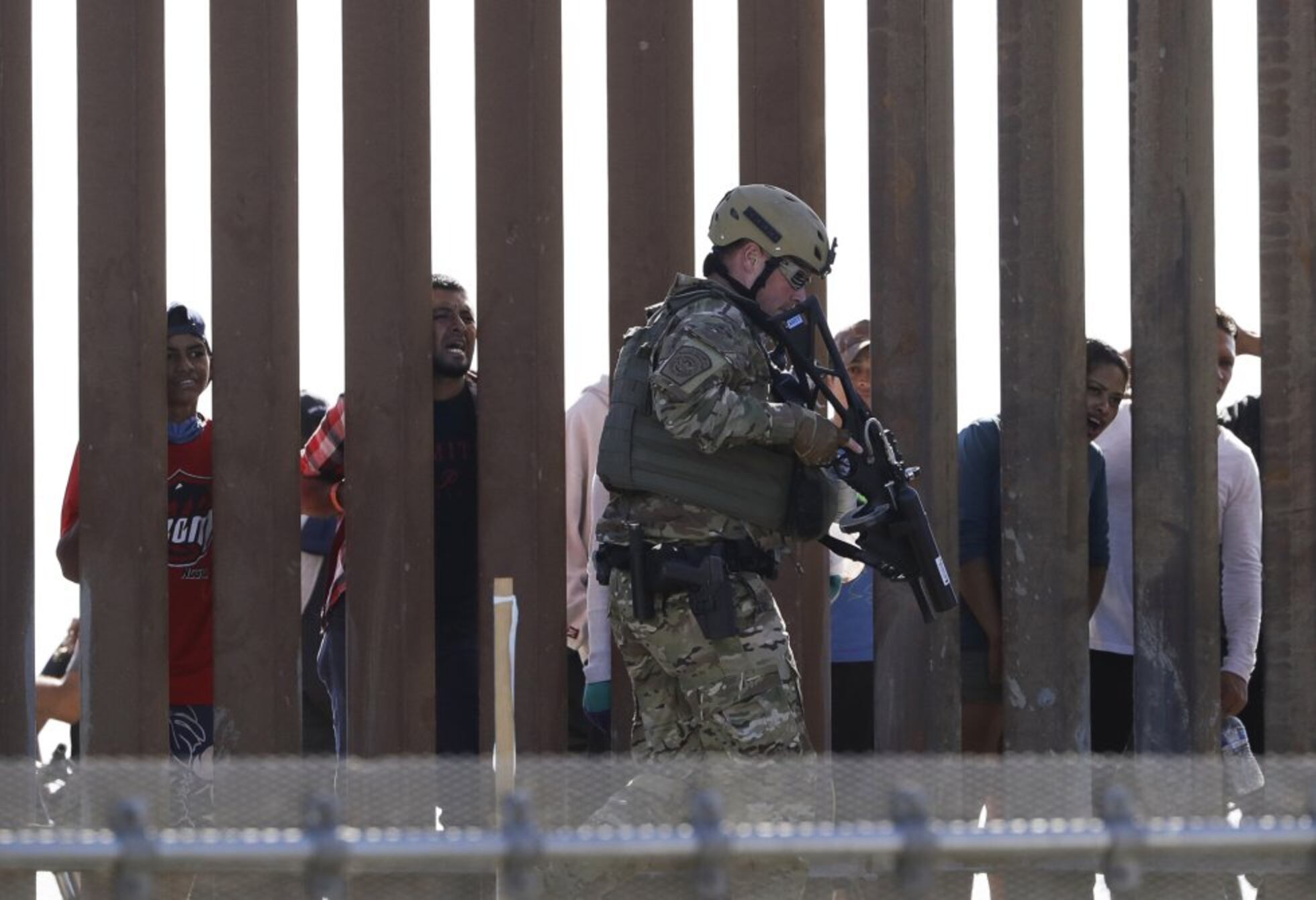 Tijuana Un Centenar De Migrantes Trata De Cruzar La Frontera Entre ...