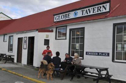 Un grupo de malvienses en una taberna en Port Stanley.