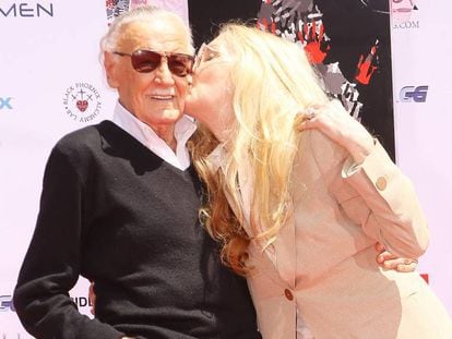 Stan Lee y su hija, Joan Celia Lee, el pasado julio en Hollywood. Los personajes de Stan Lee.