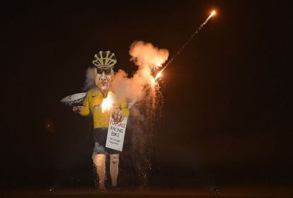 Una estatua de Armstrong arde durante "La noche de las hogueras" en Edenbridge.