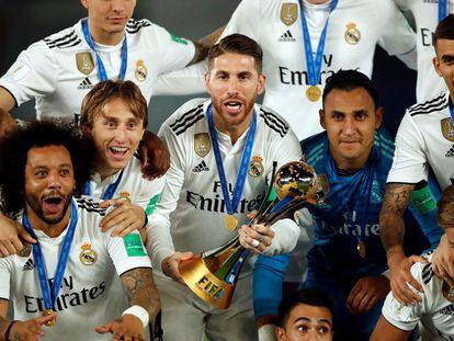 Soccer Football - Club World Cup - Final - Real Madrid v Al Ain - Zayed Sports City Stadium, Abu Dhabi, United Arab Emirates - December 22, 2018 Real Madrid's Sergio Ramos and team mates celebrate with the trophy after winning the Club World Cup REUTERS/Andrew Boyers