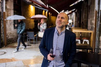 El alcalde de Ourense, y líder de Democracia Ourensana, Gonzalo Pérez Jácome, se toma unos vinos con los concejales de su partido en un local de la zona vieja de la ciudad.