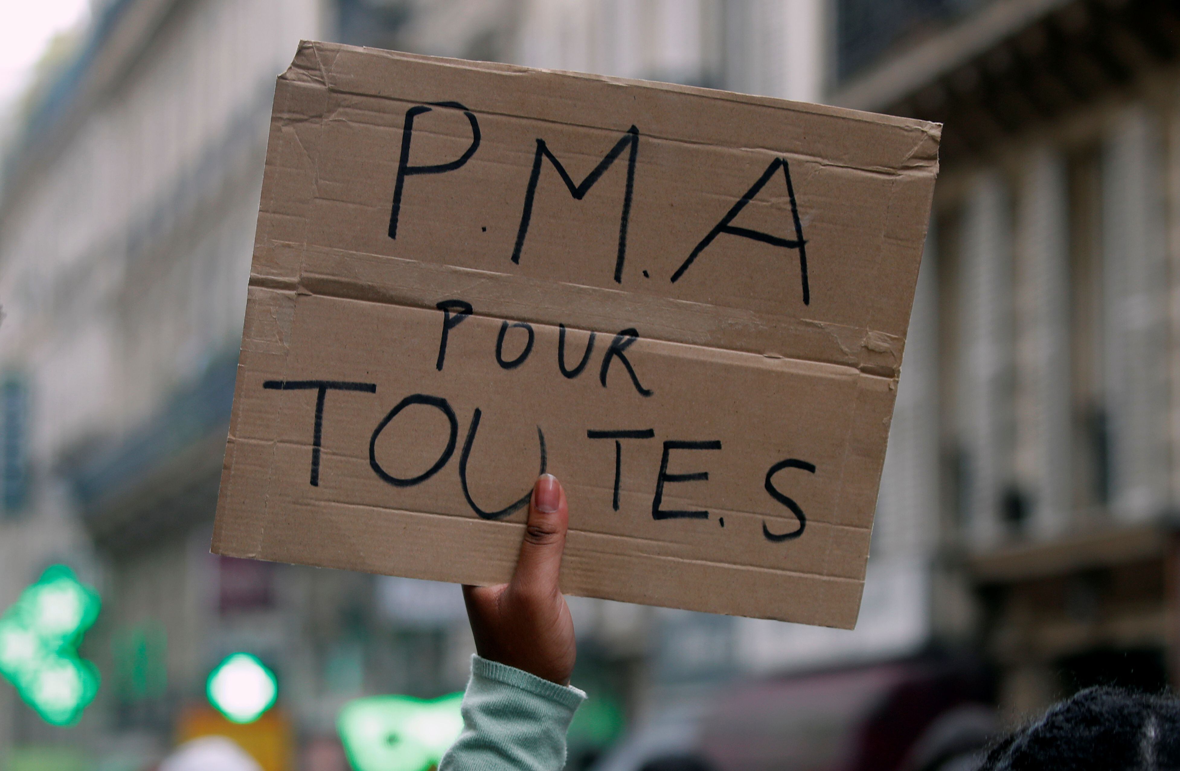 Pancarta durante la celebración del día del Orgullo Gay en París en 2020 reclamando la reproducción asistida para mujeres lesbianas, como ha aprobado ahora la Asamblea Nacional francesa.