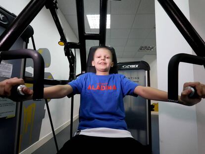 Pablo, de 11 años, hace deporte en el gimnasio Tándem (MADRID).