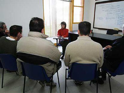 Sesión de terapia con presos internos por violencia de género, en la cárcel de Ourense.