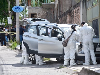 Peritos forenses analizan el vehículo en el que fue acribillado Fernando García, el pasado 12 de septiembre, en Chilpancingo.