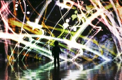 Un niño recorre la instalación "Light in Dark" durante la exhibición que acoge el Museo Nacional de Ciencia e Innovación Emergente Miraikan, en Tokio (Japón).