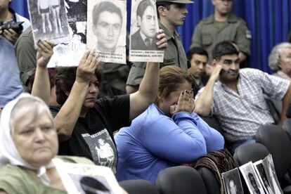 Asistentes al juicio iniciado en 2010 por crímenes de lesa humanidad perpetrados en Tucumán durante la dictadura. 