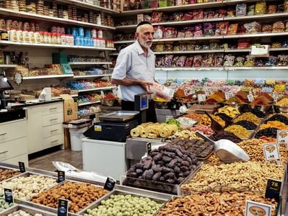 Un hombre vende comestibles en el mercado de Mahane Yehuda en Jerusalén.