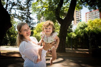 Veronika juega con su hija Aurora en un parque del barrio de Belgrano, al norte de Buenos Aires.