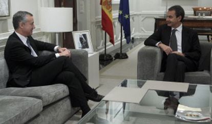 I&ntilde;igo Urkullu (a la izquierda), durante su entrevista en La Moncloa con el presidente Zapatero.