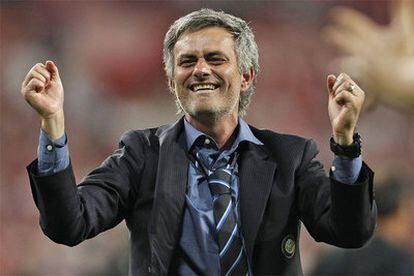 Mourinho festeja el triunfo del Inter sobre el césped del Santiago Bernabéu.