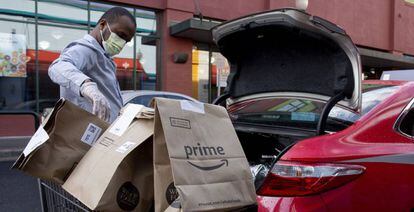 Un cliente carga el maletero de bolsas de Whole Foods, la cadena de tiendas de alimentación de Amazon, la semana pasada en Silver Spring, Estados Unidos. 
 