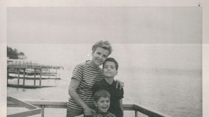 Teresa Pàmies, con sus dos hijos pequeños, Antonio y Sergi, en la URSS, en 1965. / Sergi Pàmies (archivo familiar)