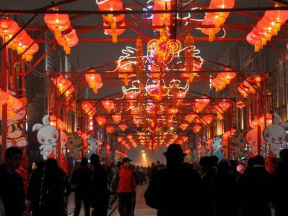 Decoraci&oacute;n en la calle Qianmen, en Pek&iacute;n, durante una edici&oacute;n anterior del Festival de las Linternas Rojas. 