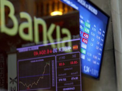Panel de información sobre la prima de riesgo y cotización de Bankia en la Bolsa Madrid