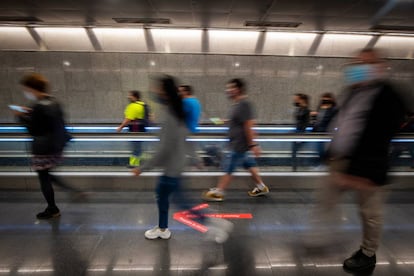 Passadís interior de l'estació de metro Diagonal de Barcelona.