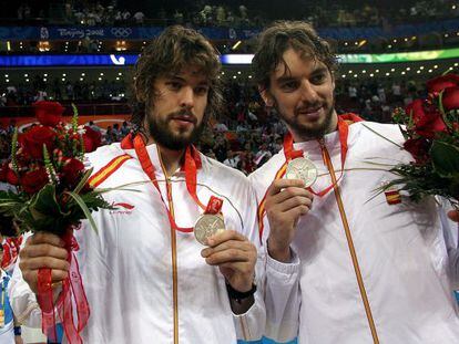 Los hermanos Gasol, con la medalla de plata de Pek&iacute;n 2008