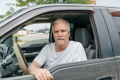 Scott Dowell, empleado de una fábrica de equipos de protección de Baton Rouge, de 60 años, en su vehículo.